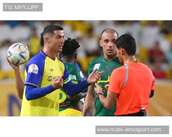 C罗进球因队友脚尖越位被判无效愤怒向裁判讨说法